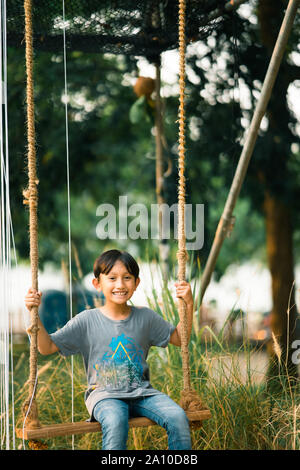 Junge kid Swing im Park. Stockfoto