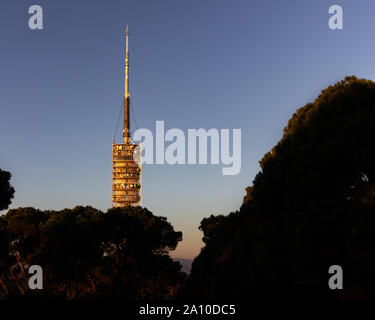 Der collserola Turm ist der höchste Punkt in und um Barcelona. Blick auf den Turm und die Stadt von einem Aussichtspunkt auf den Tibidabo Stockfoto