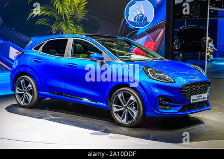 FRANKFURT, Deutschland - September 2019: Blaue FORD PUMA ECOBOOST Hybrid, Iaa Auto Ausstellung. Stockfoto