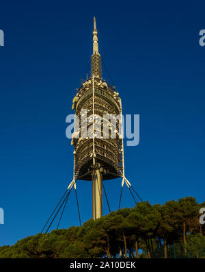 Der collserola Turm ist der höchste Punkt in und um Barcelona. Blick auf den Turm von einem Aussichtspunkt auf den Tibidabo Stockfoto