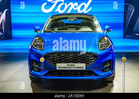 FRANKFURT, Deutschland - September 2019: Blaue FORD PUMA ECOBOOST Hybrid, Iaa Auto Ausstellung. Stockfoto