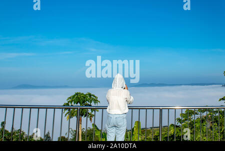 Frauen sind gerade die Nebel auf dem Berg. Stockfoto