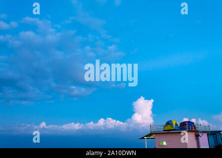 Zelt und Hintergrund Himmel und Bergblick am Abend. Stockfoto
