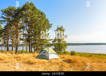 Camping Zelt in der Nähe des Sees Stockfoto