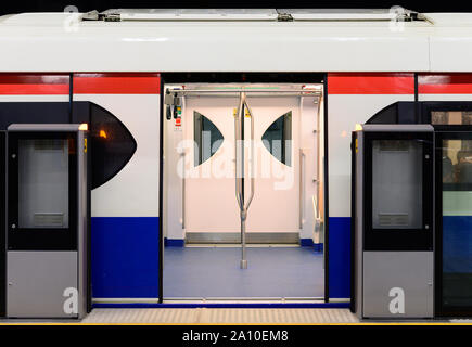 Zug am Bahnsteig mit offener Tür Stockfoto