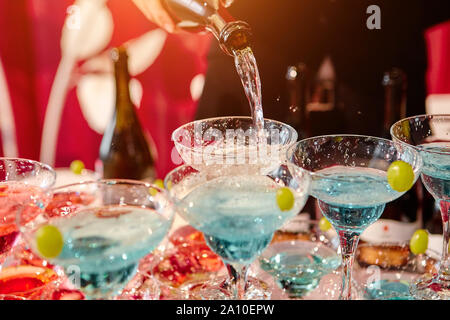 Catering Service. Hochzeit Folie Champagner für Braut und Bräutigam. Business, Catering Service. Schönheit von innen für den Hochzeitstag. Stockfoto