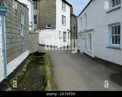 Alte Straße mit einem Strom in Tintagel, Cornwall Stockfoto