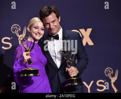 Julia Garner, Gewinner des Award für die Beste Nebendarstellerin in einer Drama-serie für 'Ozark" und Jason Bateman, Gewinner des Award für herausragende Regie für ein Drama Serie erscheinen hinter der Bühne während der 71st jährlichen Primetime Emmy Awards, die in den Microsoft Theater in der Innenstadt von Los Angeles am Sonntag, 22. September 2019. Foto von Christine Kauen/UPI. Stockfoto