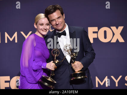 Julia Garner, Gewinner des Award für die Beste Nebendarstellerin in einer Drama-serie für 'Ozark" und Jason Bateman, Gewinner des Award für herausragende Regie für ein Drama Serie erscheinen hinter der Bühne während der 71st jährlichen Primetime Emmy Awards, die in den Microsoft Theater in der Innenstadt von Los Angeles am Sonntag, 22. September 2019. Foto von Christine Kauen/UPI. Stockfoto