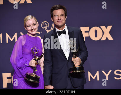 Julia Garner, Gewinner des Award für die Beste Nebendarstellerin in einer Drama-serie für 'Ozark" und Jason Bateman, Gewinner des Award für herausragende Regie für ein Drama Serie erscheinen hinter der Bühne während der 71st jährlichen Primetime Emmy Awards, die in den Microsoft Theater in der Innenstadt von Los Angeles am Sonntag, 22. September 2019. Foto von Christine Kauen/UPI. Stockfoto