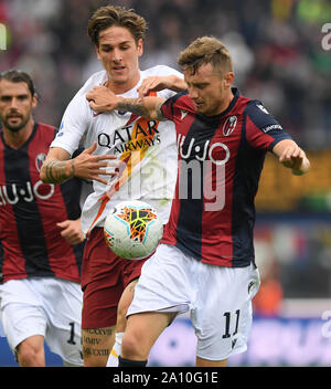 Bologna, Italien. 22 Sep, 2019. Roma's Nicolo Zaniolo Mias mit Bologna Ladislav Krejci (R) während einer Serie ein Fußballspiel zwischen Bologna und Roma in Bologna, Italien, Sept. 22, 2019. Credit: Alberto Lingria/Xinhua Stockfoto