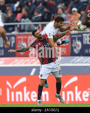 Bologna, Italien. 22 Sep, 2019. Roma's Federico Fazio (oben) Mias mit Bologna Roberto Soriano während einer Serie ein Fußballspiel zwischen Bologna und Roma in Bologna, Italien, Sept. 22, 2019. Credit: Alberto Lingria/Xinhua Stockfoto