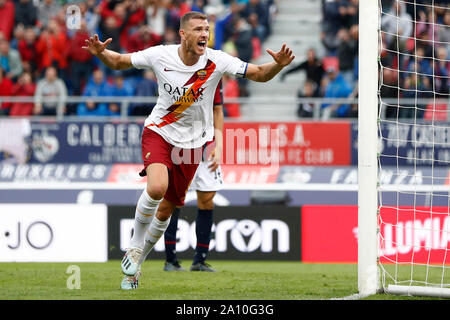 Bologna, Italien. 22 Sep, 2019. Roma's Edin Dzeko feiert sein Ziel während einer Serie ein Fußballspiel zwischen Bologna und Roma in Bologna, Italien, Sept. 22, 2019. Credit: Alberto Lingria/Xinhua Stockfoto