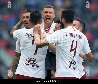 Bologna, Italien. 22 Sep, 2019. Roma's Aleksandar Kolarov (C) feiert sein Ziel mit Mannschaftskameraden während einer Serie ein Fußballspiel zwischen Bologna und Roma in Bologna, Italien, Sept. 22, 2019. Credit: Alberto Lingria/Xinhua Stockfoto