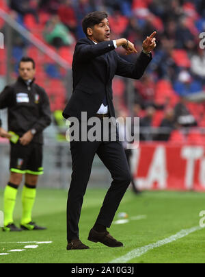 Bologna, Italien. 22 Sep, 2019. Roma's Head Coach Paulo Fonseca reagiert während einer Serie ein Fußballspiel zwischen Bologna und Roma in Bologna, Italien, Sept. 22, 2019. Credit: Alberto Lingria/Xinhua Stockfoto