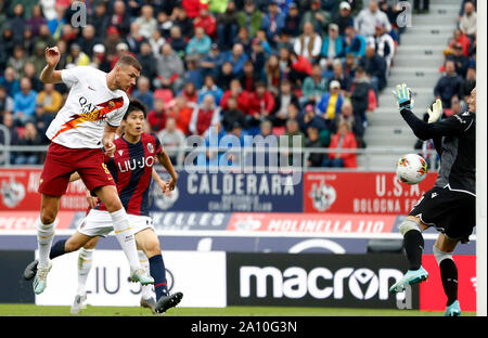 Bologna, Italien. 22 Sep, 2019. Roma's Edin Dzeko (L) erzielt sein Ziel während einer Serie ein Fußballspiel zwischen Bologna und Roma in Bologna, Italien, Sept. 22, 2019. Credit: Alberto Lingria/Xinhua Stockfoto