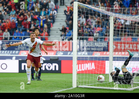 Bologna, Italien. 22 Sep, 2019. Roma's Edin Dzeko (L) feiert sein Ziel während einer Serie ein Fußballspiel zwischen Bologna und Roma in Bologna, Italien, Sept. 22, 2019. Credit: Alberto Lingria/Xinhua Stockfoto