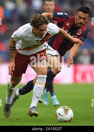 Bologna, Italien. 22 Sep, 2019. Roma's Nicolo Zaniolo Mias mit Bologna Nicola Sansone (R) während einer Serie ein Fußballspiel zwischen Bologna und Roma in Bologna, Italien, Sept. 22, 2019. Credit: Alberto Lingria/Xinhua Stockfoto