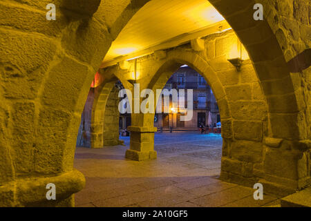 Bögen auf Praça de Santiago Guimarães Portugal Stockfoto