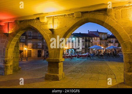 Bögen auf Praça de Santiago Guimarães Portugal Stockfoto