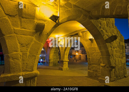 Bögen auf Praça de Santiago Guimarães Portugal Stockfoto