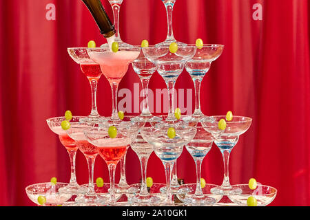 Catering Service. Hochzeit Folie Champagner für Braut und Bräutigam. Business, Catering Service. Schönheit von innen für den Hochzeitstag. Stockfoto