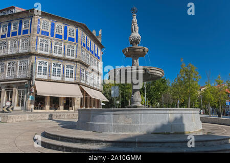 Brunnen in Largo do Toural Guimarães Portugal Stockfoto