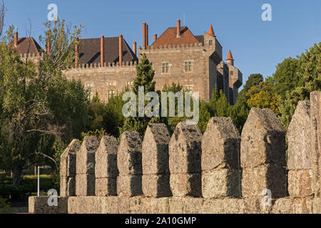 Stadtmauern und Paço dos Duques de Bragança Dukes Palace Guimarães Portugal Stockfoto