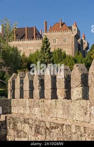 Stadtmauern und Paço dos Duques de Bragança Dukes Palace Guimarães Portugal Stockfoto