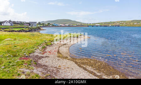 Eine Luftaufnahme der Skellig Küste in der Grafschaft Kerry in Irland, die die Brücke von Portmagee, Valentia Island. Stockfoto