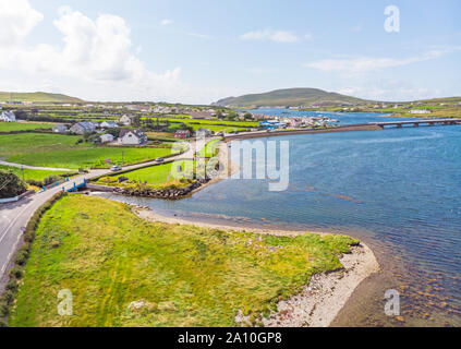Eine Luftaufnahme der Skellig Küste in der Grafschaft Kerry in Irland, die den Ansatz nach Portmagee und die Brücke zu Valenttia Insel. Stockfoto