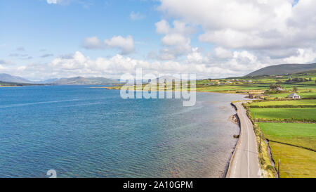Eine Luftaufnahme der Skellig Küste im County Kerry, Irland, auf der Straße nach Portmagee. Stockfoto