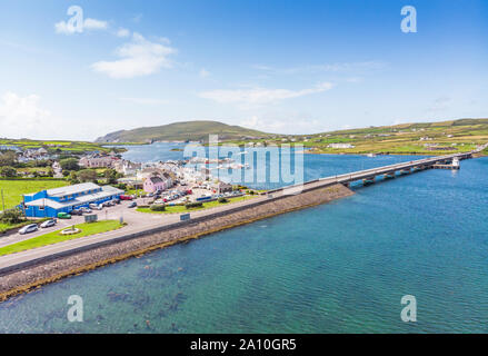 Ein Luftbild von Portmagee im County Kerry in Irland, die die Brücke zu Valenttia Insel. Stockfoto