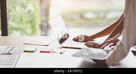 7/8-Ansicht von UI-Designer, herauf die Idee über die UX-Anwendungsentwicklung Stockfoto
