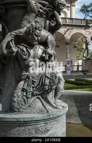 Abschnitt der reich verzierten Singende Fontäne, Belvedere Royal Summer Palace, Prag Schloss Gärten, Hradschin, Prag, Tschechische Republik. Stockfoto