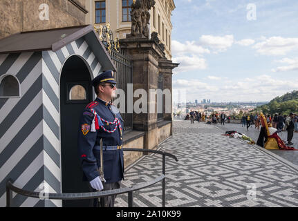 Ein zeremonielles Leibwächter außerhalb der Prager Burg, während ein mock King für Touristen führt, Hradschin, Prag, Tschechische Republik Stockfoto