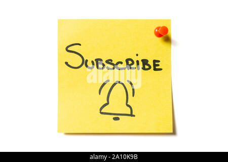 Abonnieren und Glocke auf gelbe Haftnotiz gezeichnet. Online Registrierung Stockfoto