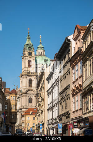 Prag Architektur, einschließlich der Kuppel und der Turm der Kirche St. Nikolaus, Mala Strana, Prag, Tschechische Republik. Stockfoto