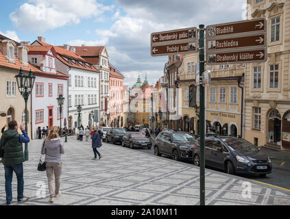 Touristische Hinweisschilder auf Neruda-straße, ein beliebter Lage in der historischen Hradschin und Mala Strana Viertel von Prag, Tschechische Republik Stockfoto