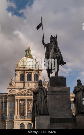Statue und das Denkmal des hl. Wenzel, mit dem Nationalen Museum Gebäude im Hintergrund, Prag, Tschechische Republik. Stockfoto