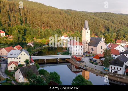 Blick auf die kleine Stadt - rozmberk am Ufer des Flusses, Tschechische Republik Stockfoto