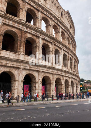 Rom, Italien, September 2018. Massen von Touristen um das Kolosseum Stockfoto