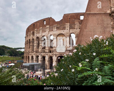 Rom, Italien, September 2018. Massen von Touristen um das Kolosseum. Stockfoto