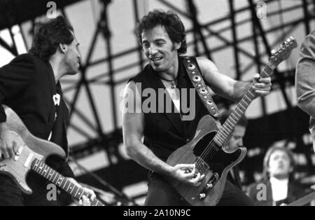 Die Amerikanischen Musiker Bruce Springsteen (2. von rechts) am 19. Juli 1988 an seinem Konzert in Ostberlin am Weissensee Radfahrer verfolgen. Für viele DDR-Bürger, Auftritte von Western Rock Bands waren das Höchste der Gefühle. Vor allem Bruce Springsteen war für viele der Inbegriff von Freiheit. Am 19. Juli 1988, die "Chefin" spielte seine einzige Konzert in Ost-Berlin. In holprigen deutsch, er seine Botschaft in die Menschen geworfen: "Es ist schön, in Ostberlin, die ich nicht für oder gegen eine Regierung bin, ich bin gekommen, Rock 'n' Roll für Euch zu spielen, in der Hoffnung, dass eines Tages alle Barrieren abgerissen" sind. Der Spruch kommen Stockfoto