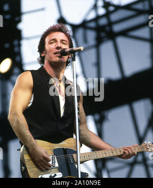 Die US-amerikanische Rockmusiker Bruce Springsteen erscheint am 19.07.1988 in der DDR Hauptstadt Berlin. Mehr als 160.000 Menschen strömten zum Konzert auf dem Gelände der Weissensee Radfahrer. Das Konzert wurde dawith der größte in der Geschichte der DDR. Foto: Reinhard Kaufhold (c) dpa-Bericht | Verwendung weltweit Stockfoto