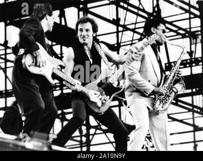 Die US-amerikanische Rockmusiker Bruce Springsteen (M) erscheint am 19.07.1988 in der DDR Hauptstadt Berlin. Auf der linken Seite der Gitarrist Nils Lofgren, auf der rechten der Saxophonist Clarence Clemons. Mehr als 160.000 Menschen strömten zum Konzert auf dem Gelände der Weissensee Radfahrer. Das Konzert wurde dawith der größte in der Geschichte der DDR. Foto: Jens Kalaene/dpa-Zentralbild/ZB | Verwendung weltweit Stockfoto