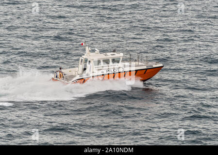 Male, Malediven - November 16, 2017: Hafenmeister Pilot Boot neben dem Kreuzfahrtschiff im Hafen von Male, Malediven Inseln, Indischer Ozean. Stockfoto