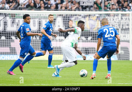 Borussia Park Mönchengladbach Deutschland, 17.8.2019, Fußball: Bundesliga Saison 2019/20 Spieltag 1, Borussia Mönchengladbach (BMG, Weiß) vs FC Schalke 04 (S04, blau), von links: Weston McKennie (S04), Matija Nastasic (S04), 8190 Embolo (MGL) Amin Harit (S04) DFL-Bestimmungen verbieten die Verwendung von Fotografien als BILDSEQUENZEN UND/ODER QUASI-VIDEO Stockfoto