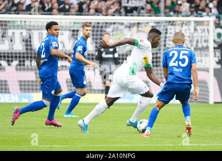 Borussia Park Mönchengladbach Deutschland, 17.8.2019, Fußball: Bundesliga Saison 2019/20 Spieltag 1, Borussia Mönchengladbach (BMG, Weiß) vs FC Schalke 04 (S04, blau), von links: Weston McKennie (S04), Matija Nastasic (S04), 8190 Embolo (MGL) Amin Harit (S04) DFL-Bestimmungen verbieten die Verwendung von Fotografien als BILDSEQUENZEN UND/ODER QUASI-VIDEO Stockfoto