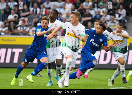 Borussia Park Mönchengladbach Deutschland, 17.8.2019, Fußball: Bundesliga Saison 2019/20 Spieltag 1, Borussia Mönchengladbach (BMG, Weiß) vs FC Schalke 04 (S04, blau), von links: Bastian Oczipka (S04), Denis Zakaria (MGL), Matthias Ginter (MGL), Weston McKennie (S04) DFL-Bestimmungen verbieten die Verwendung von Fotografien als BILDSEQUENZEN UND/ODER QUASI-VIDEO Stockfoto